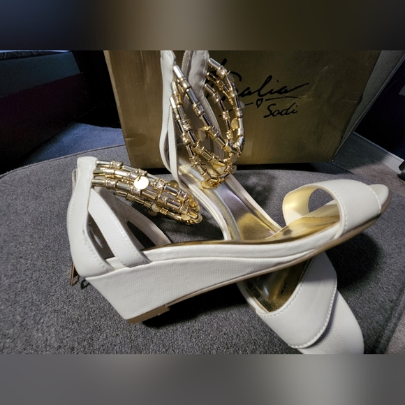 Sandals - Picture 2 of 6